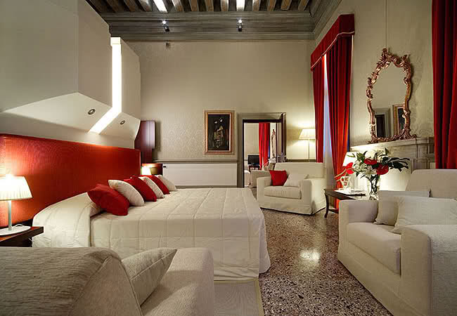 шторы и подушки красного и белого цветов шторы и подушки красного и белого цветов