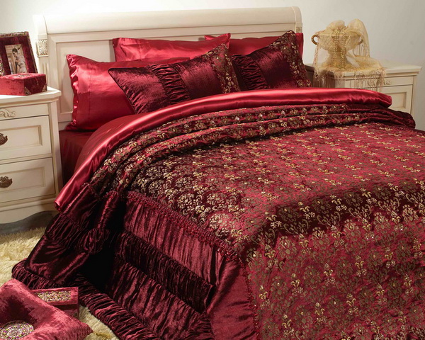 подушки и покрывало красных и малиновых оттенков подушки и покрывало красных и малиновых оттенков