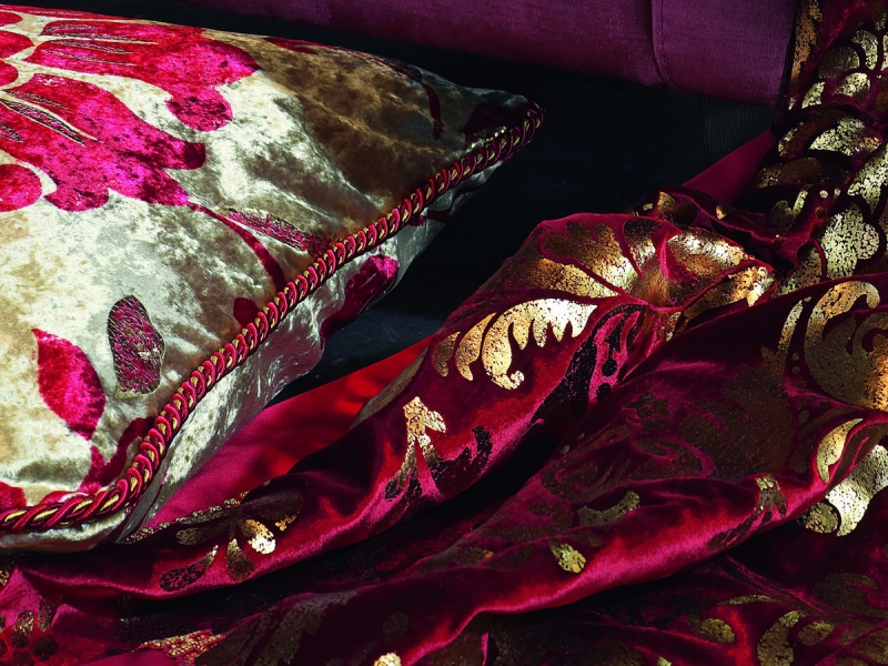 золотистый велюр Jab с малиновыми вензелями золотистый велюр Jab с малиновыми вензелями