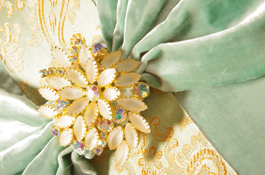 декоративная брошь на подушке декоративная брошь на подушке