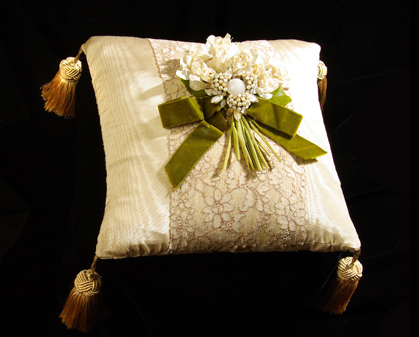 подушка с жемчугом и кружевом подушка с жемчугом и кружевом
